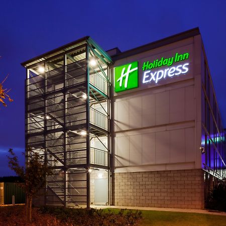 Holiday Inn Express London Stansted Airport, An Ihg Hotel Stansted Mountfitchet Bagian luar foto