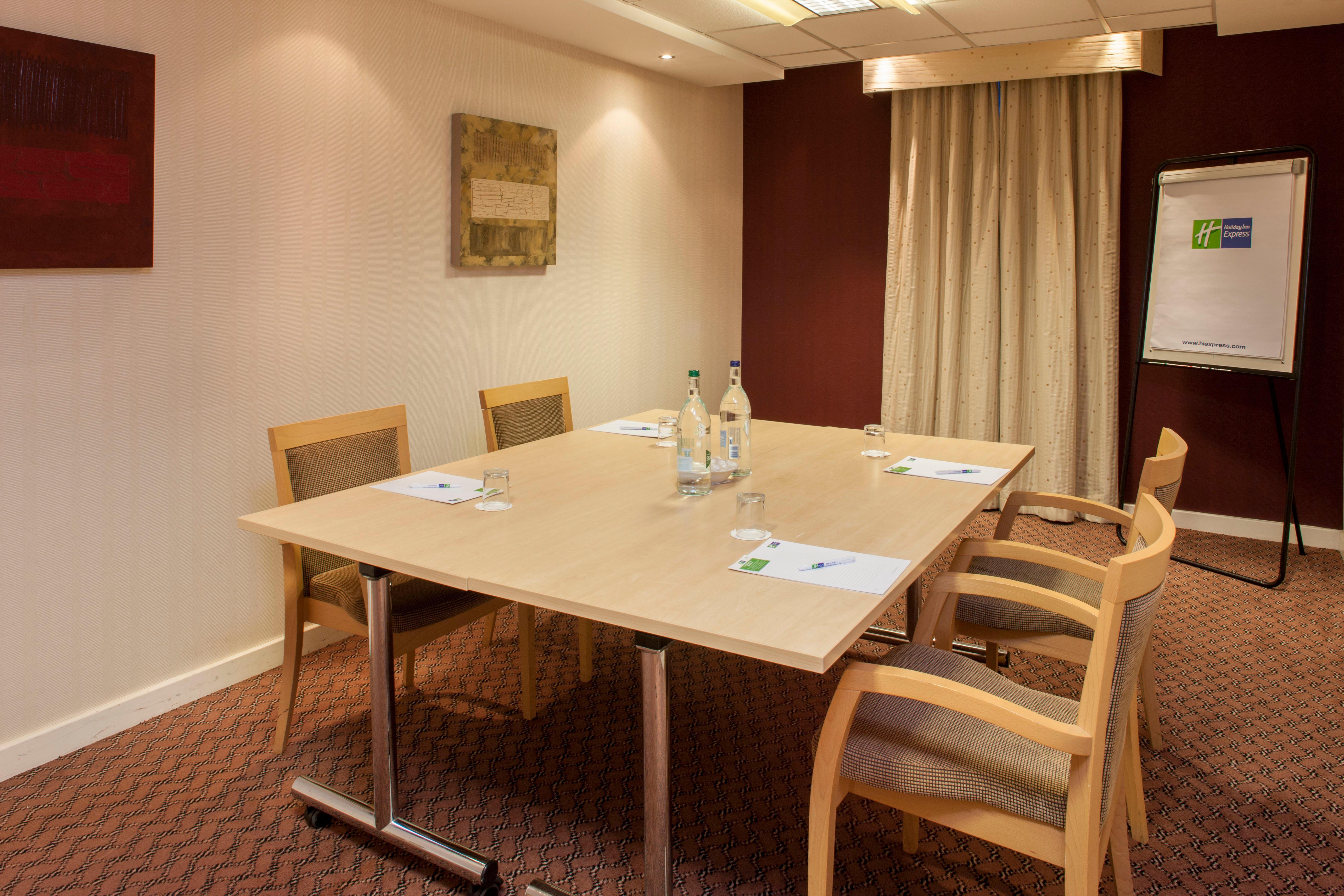 Holiday Inn Express London Stansted Airport, An Ihg Hotel Stansted Mountfitchet Bagian luar foto