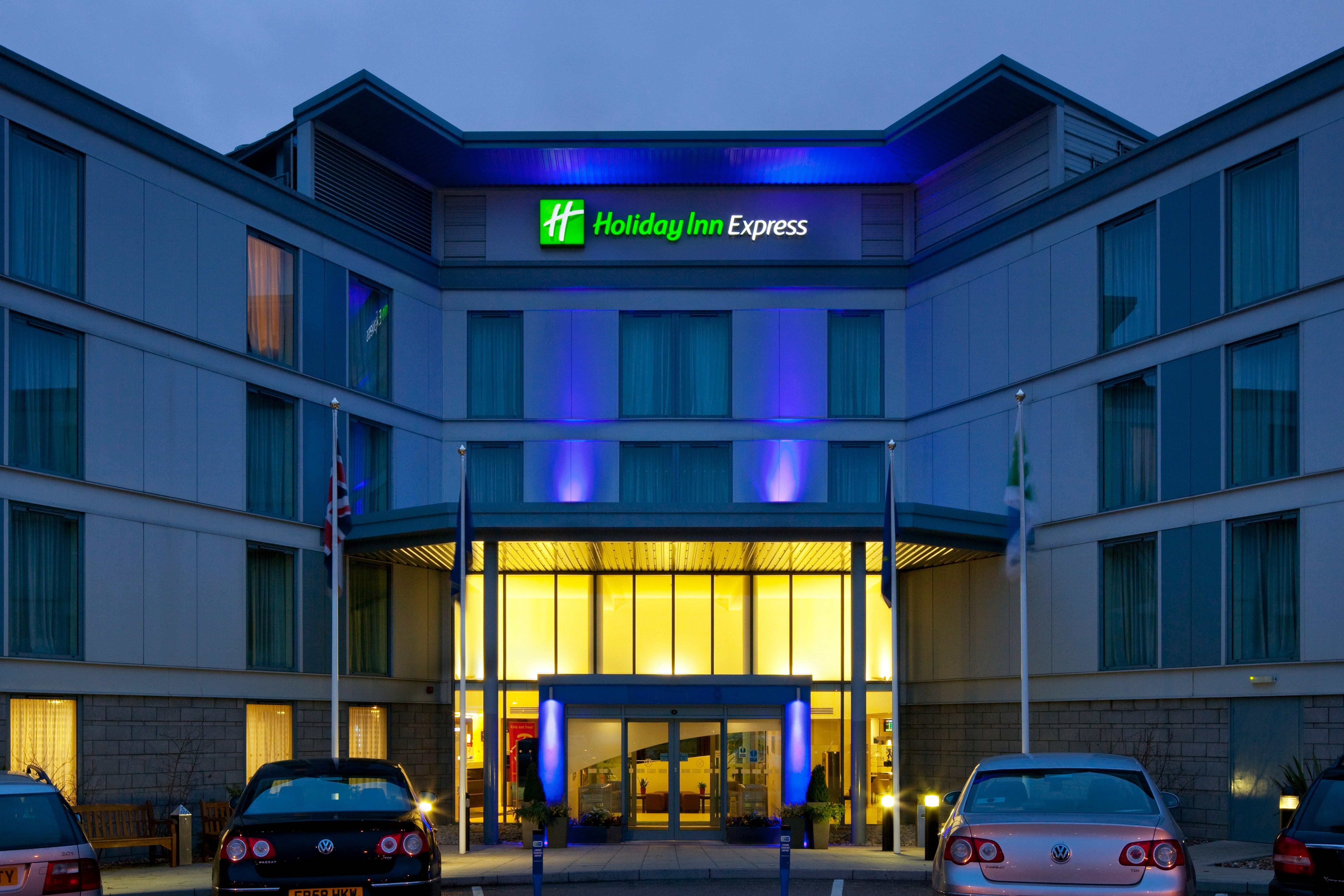 Holiday Inn Express London Stansted Airport, An Ihg Hotel Stansted Mountfitchet Bagian luar foto