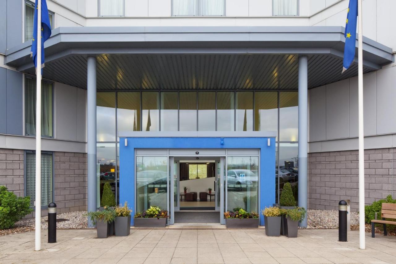 Holiday Inn Express London Stansted Airport, An Ihg Hotel Stansted Mountfitchet Bagian luar foto