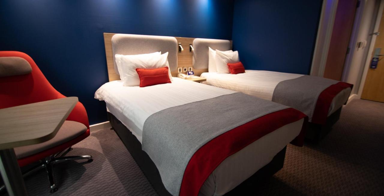 Holiday Inn Express London Stansted Airport, An Ihg Hotel Stansted Mountfitchet Bagian luar foto