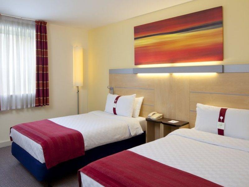 Holiday Inn Express London Stansted Airport, An Ihg Hotel Stansted Mountfitchet Bagian luar foto