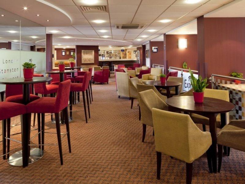 Holiday Inn Express London Stansted Airport, An Ihg Hotel Stansted Mountfitchet Bagian luar foto